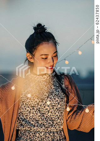 屋外にいる女性のポートレート 屋外にいる女性のポートレート 62437850