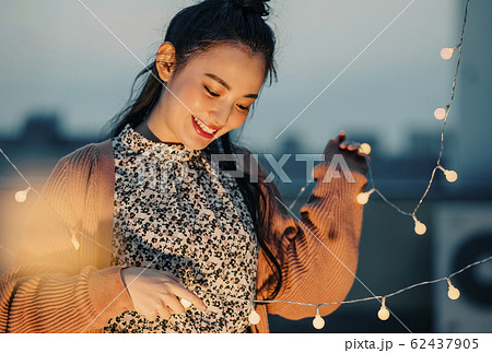 屋外にいる女性のポートレート 62437905