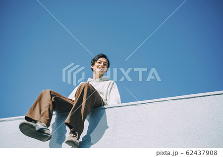 屋外にいる男性のポートレート 屋外にいる男性のポートレート 62437908