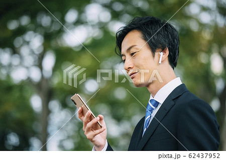 イヤホンをしているビジネスマン
イヤホンをしているビジネスマン
62437952