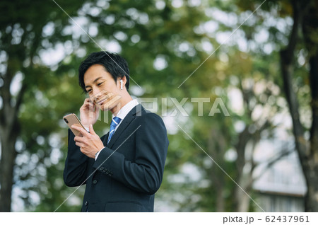 イヤホンをしているビジネスマン
イヤホンをしているビジネスマン
62437961