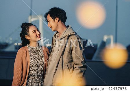 仲良しのカップル 仲良しのカップル 62437978