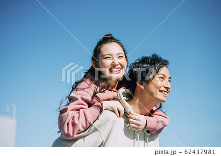 仲良しのカップル 仲良しのカップル 62437981