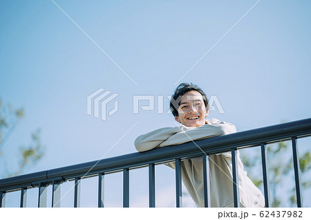 屋外にいる男性 62437982