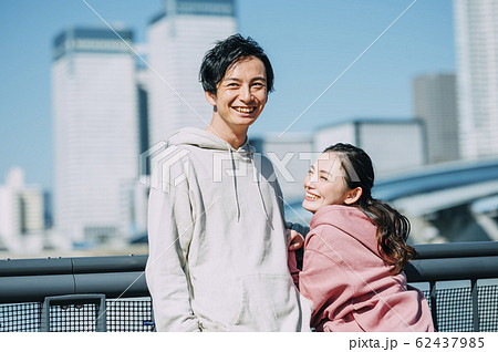 仲良しのカップル 62437985