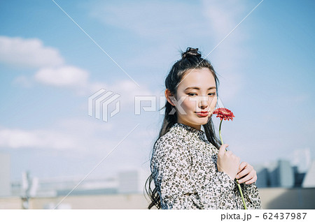 花を持った女性のポートレート 62437987