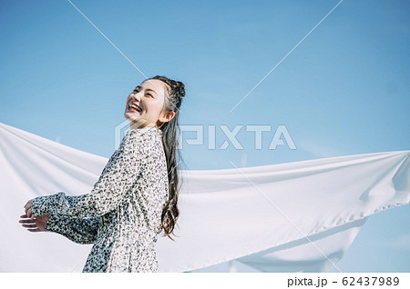 屋外にいる女性のポートレート 屋外にいる女性のポートレート 62437989