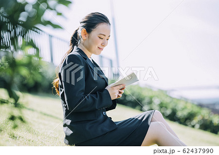 本を読んでいるビジネスウーマン 本を読んでいるビジネスウーマン 62437990