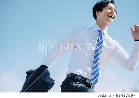 さわやかなビジネスマン 62437997