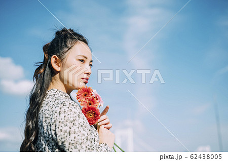 花を持った女性のポートレート 62438005