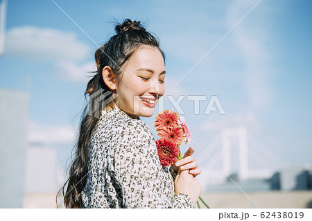 花を持った女性のポートレート 花を持った女性のポートレート 62438019
