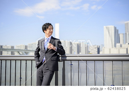 外でコーヒーを飲むビジネスマン 62438025