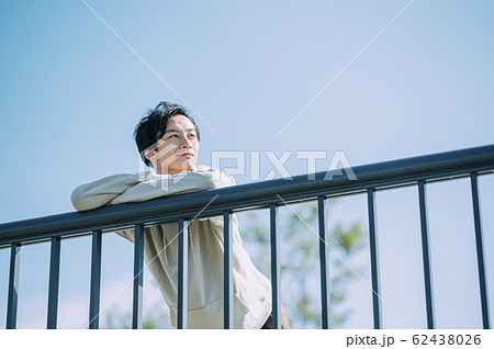 屋外にいる男性 屋外にいる男性 62438026
