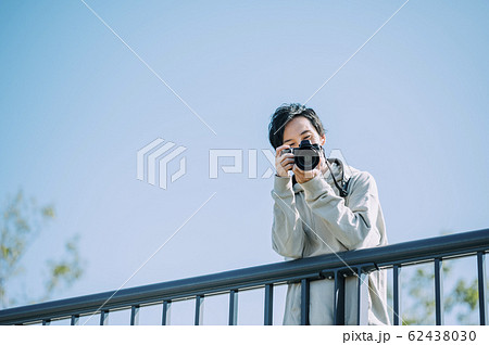 カメラと男性 62438030