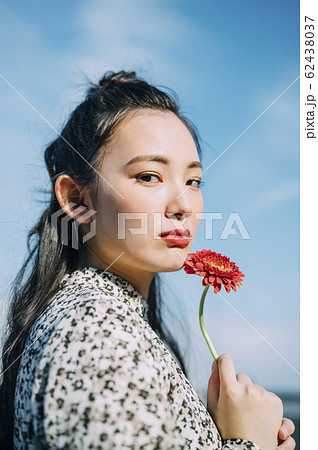 花を持った女性のポートレートの写真素材