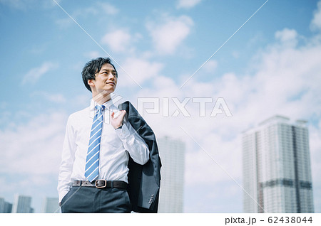 屋外にいるビジネスマン 屋外にいるビジネスマン 62438044