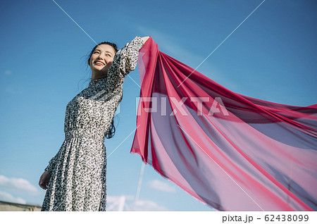 屋外にいる女性のポートレート 62438099