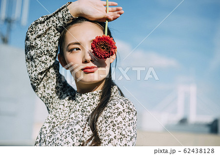 花を持った女性のポートレートの写真素材