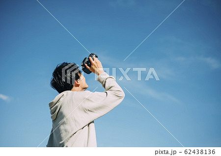 カメラと男性 62438136