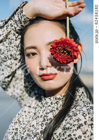 花を持った女性のポートレートの写真素材