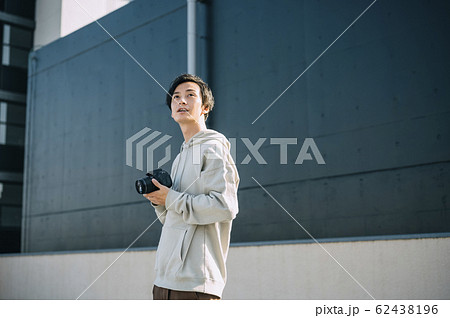 カメラと男性 62438196