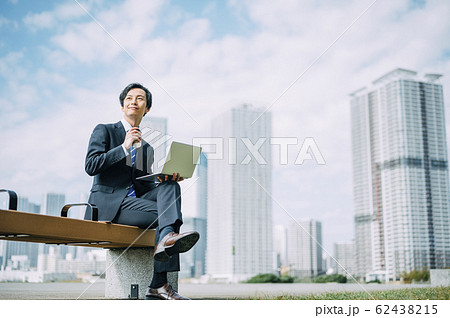 外で仕事をするビジネスマン 62438215