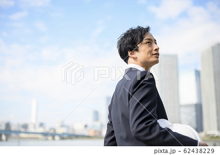 ヘルメットを持ったビジネスマン 62438229