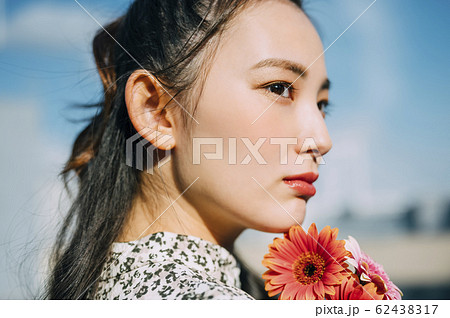 花を持った女性のポートレートの写真素材