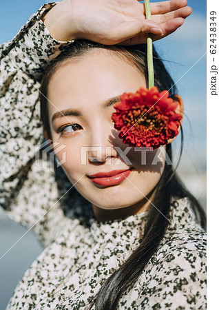 花を持った女性のポートレートの写真素材