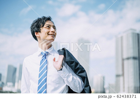 屋外にいるビジネスマン 屋外にいるビジネスマン 62438371