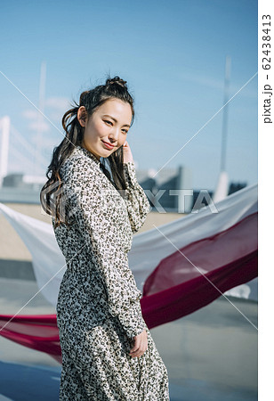 屋外にいる女性のポートレート 62438413