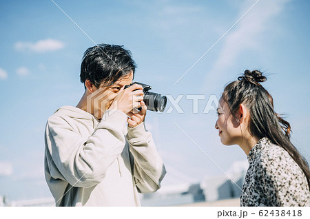 撮影をする男女 62438418