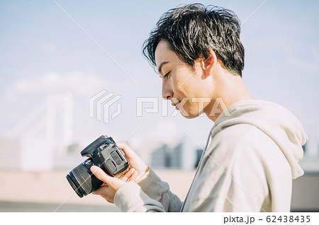 カメラと男性の写真素材