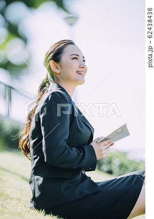 本を読んでいるビジネスウーマン 本を読んでいるビジネスウーマン 62438436