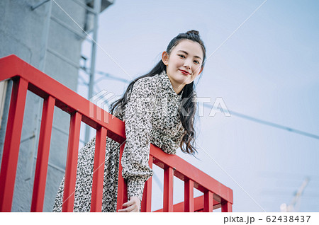 屋外にいる女性 62438437