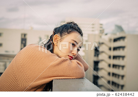 屋外にいる女性のポートレート 屋外にいる女性のポートレート 62438442