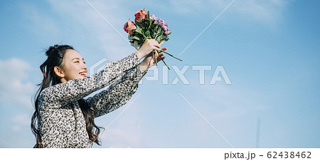 花を持った女性のポートレート 花を持った女性のポートレート 62438462