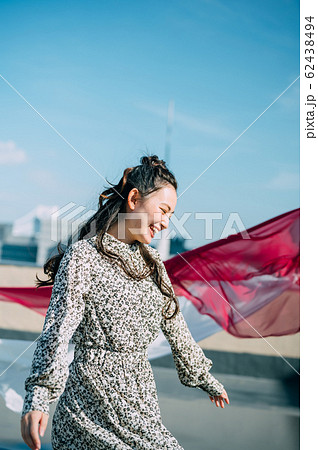 屋外にいる女性のポートレート 62438494