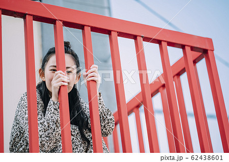 屋外にいる女性 62438601