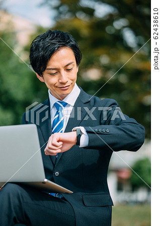 外で仕事をするビジネスマン 62438610