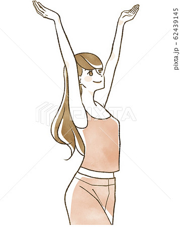 手を上げる女性 62439145