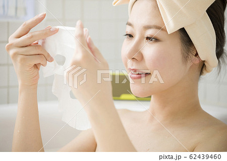 フェイスマスクを使う女性　入浴イメージ　バスタイム 62439460