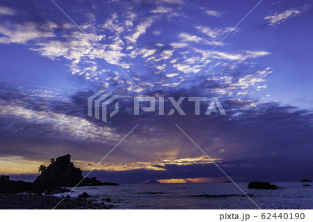 (静岡県)南伊豆石廊崎の蓑掛岩 夜明け (静岡県)南伊豆石廊崎の蓑掛岩 夜明け 62440190