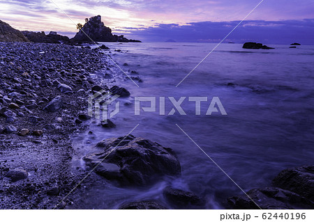 (静岡県)南伊豆石廊崎の蓑掛岩 夜明け (静岡県)南伊豆石廊崎の蓑掛岩 夜明け 62440196
