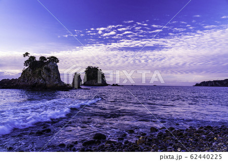 （静岡県）南伊豆石廊崎の蓑掛岩　夜明け 62440225