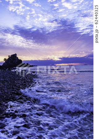 （静岡県）南伊豆石廊崎の蓑掛岩　夜明け 62440325