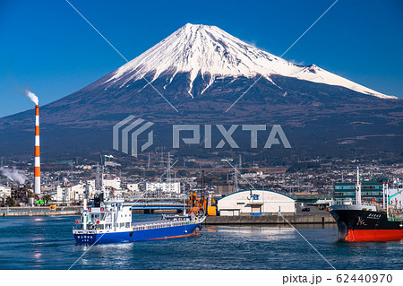 《静岡県》富士山を望む田子の浦港 62440970