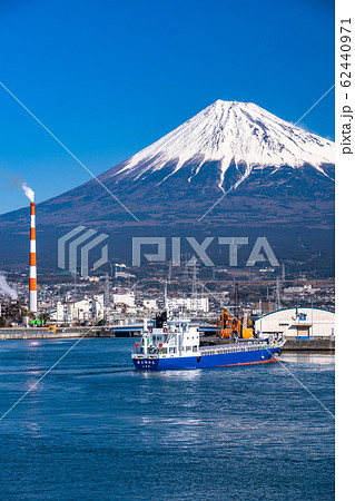 《静岡県》富士山を望む田子の浦港 62440971