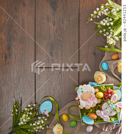 Stylish easter frame made of gingerbread, eggs and flowers 62441253