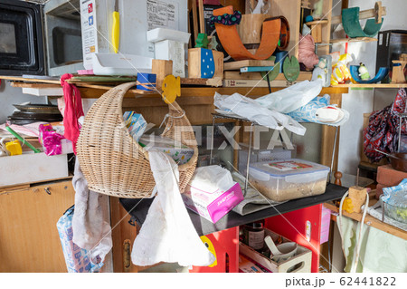 散らかった、片付かないキッチン 62441822